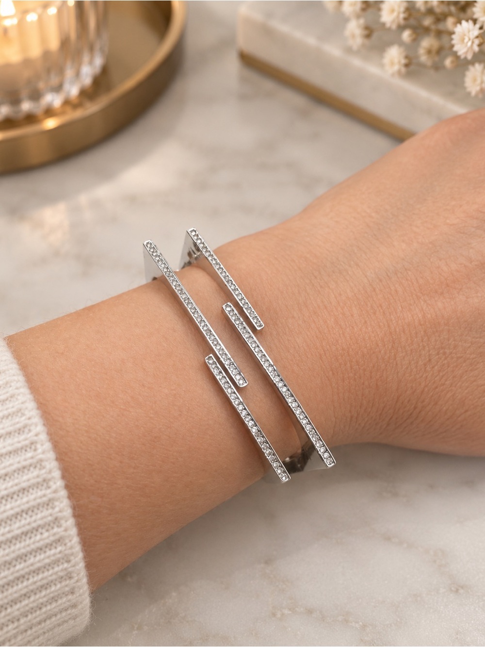 Express Silver-Tone Rhinestone Geometric Cuff Bracelet NWT
LR 222/2po